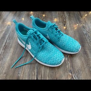 Nike Roshe in Teal/White